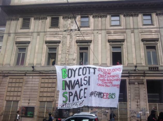 Calato dalla facciata del Lirico un gigantesco striscione che recita Boycott Invalsi Space Occupato (B.I.S.) – #Famoerbis, firmato RSM, Casc Lambrate, FGC ed Unione degli Studenti Milano.