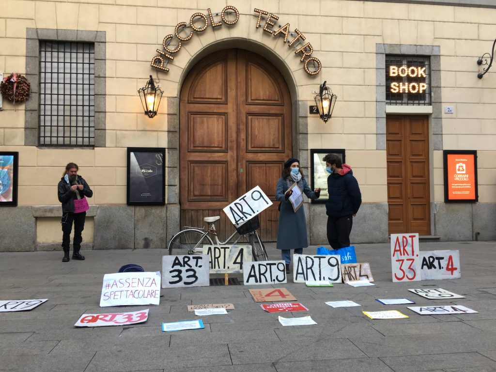 Esposizione di cartelli che richiamano articoli della costituzione, durante il presidio permanente davanti al Piccolo Teatro Grassi di Milano; articolo 4, articolo 9, articolo 33.
