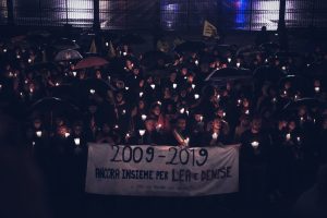 Foto dall'alto e in notturna della fiaccolata in memoria di Lea Garofalo (testimone di giustizia) nel 2019 al cimitero monumentale di milano in occasione del decennale della sua uccisione.